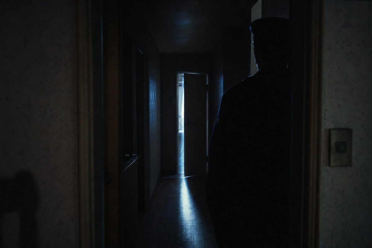 Un corridoio buio, una porta socchiusa e una luce in fondo: la prima scena del mini-caso